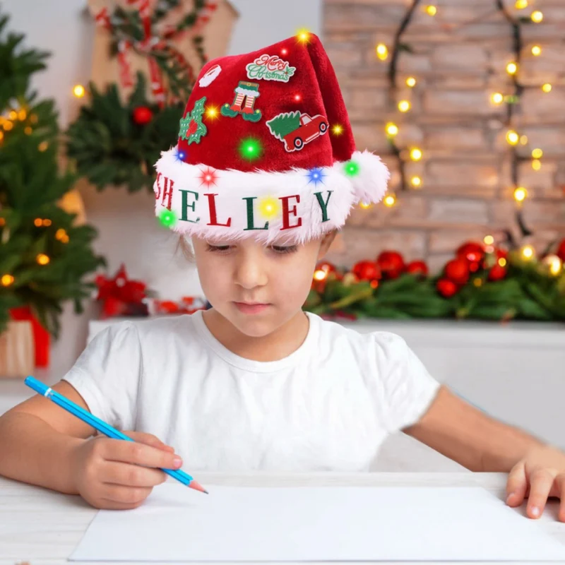 Weihnachtsmütze mit Lichtern und Applikationen