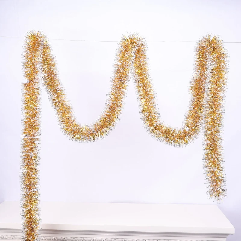 Glitzernde Weihnachtsgirlande mit Schneeflockenmotiven
