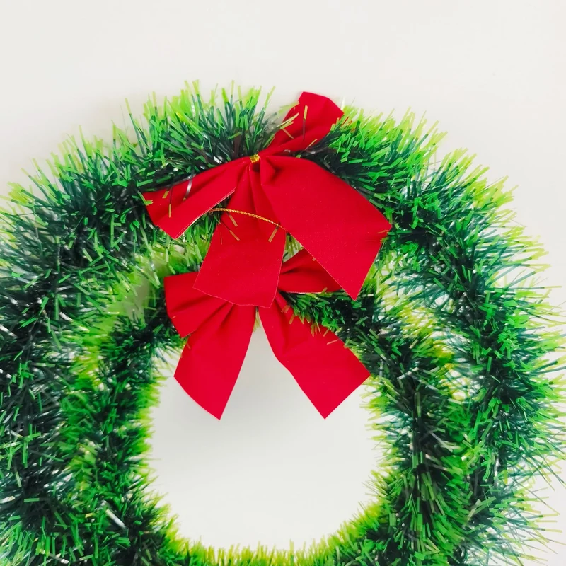 Festlicher Weihnachtskranz mit Schleife