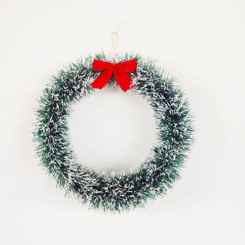 Festlicher Weihnachtskranz mit Schleife