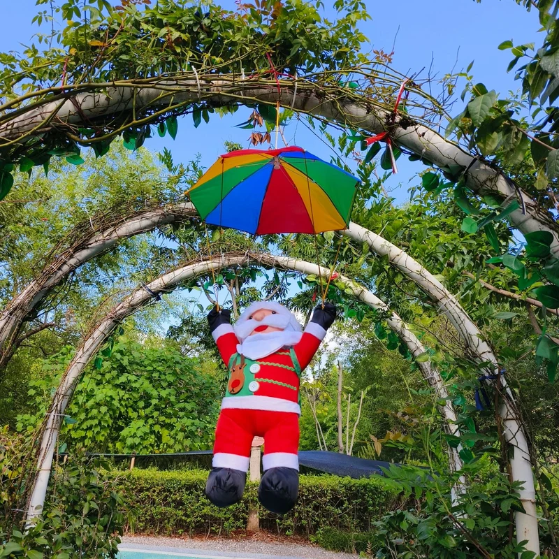 Aufblasbare Weihnachtsmannfigur mit Fallschirm