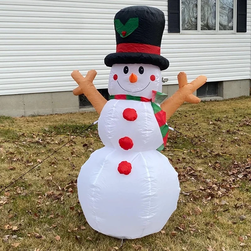 Aufblasbarer Schneemann mit festlicher Deko