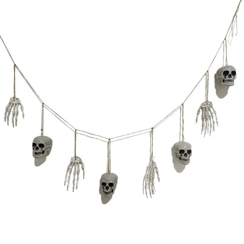 Dekorative Girlande mit Skeletthänden