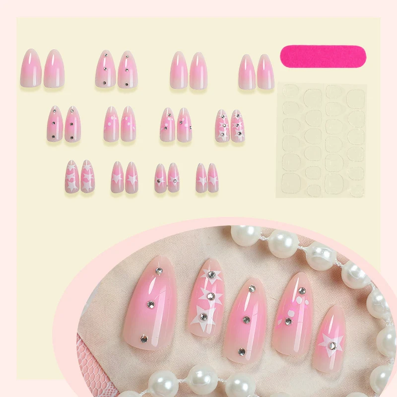 Glamouröse, sternverzierte Press-On-Nagelkunst