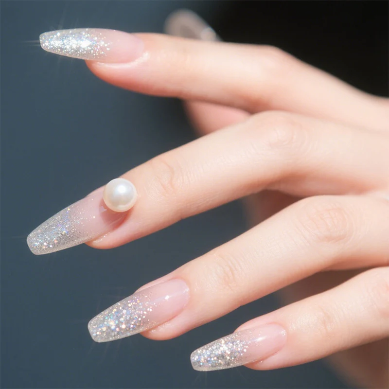 Glamouröse Press-On Nagelkunst Set mit Glitzer und Perlenakzenten