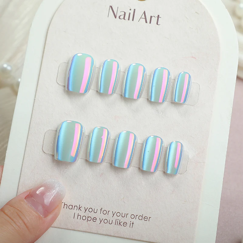 Vielseitige Press-On Nagelkunst mit irisierendem Glanz
