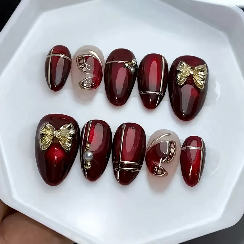 Glamouröses Nagelkunstset mit goldenen Akzenten