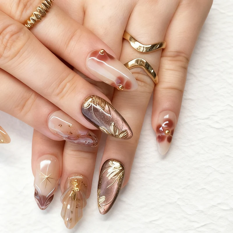 Luxuriöses Press-On Nagelkunstset mit goldenen Akzenten
