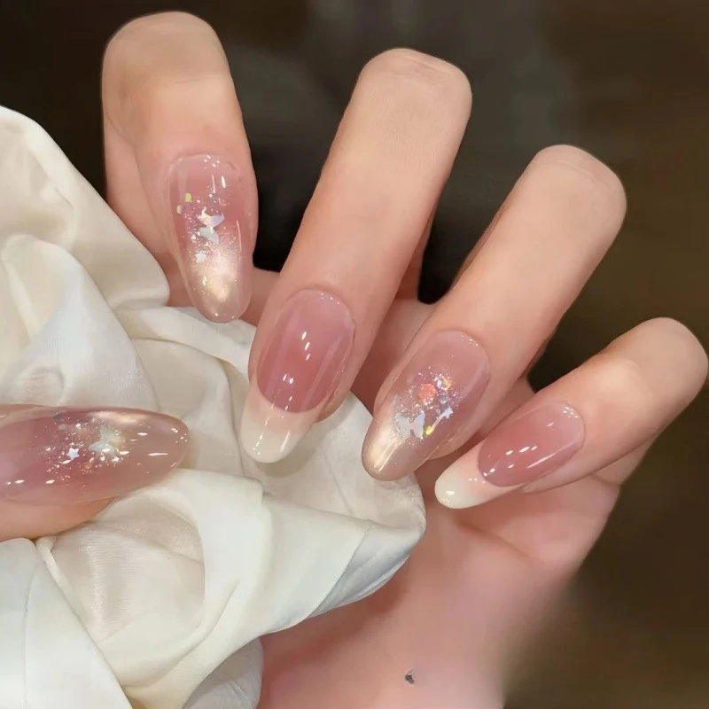 Stylische Press-On-Nagelverlängerungen mit künstlerischen Akzenten