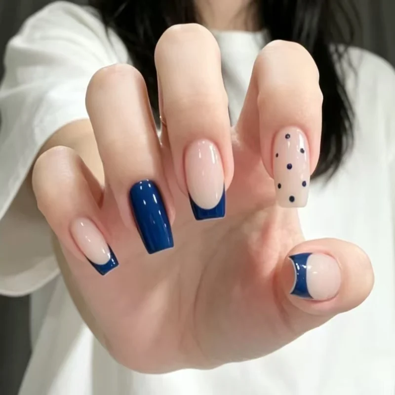 Stylische French Tip Nagelerweiterungen