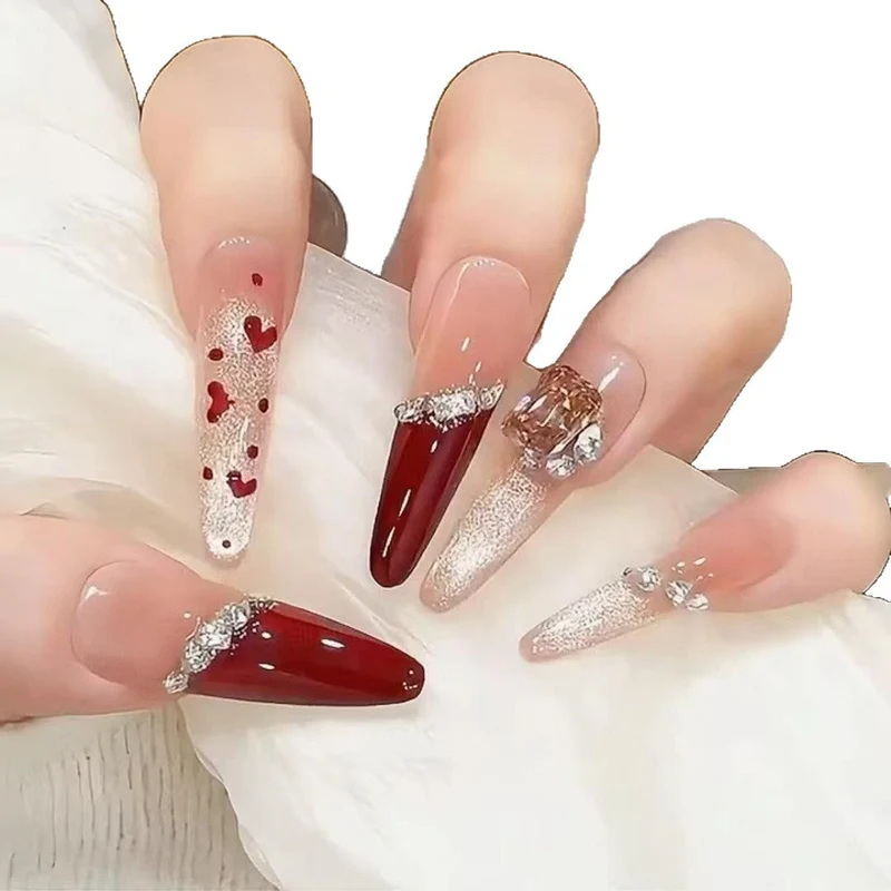 Glamouröse Stiletto Nagelkunstverlängerungen mit Herzakzenten