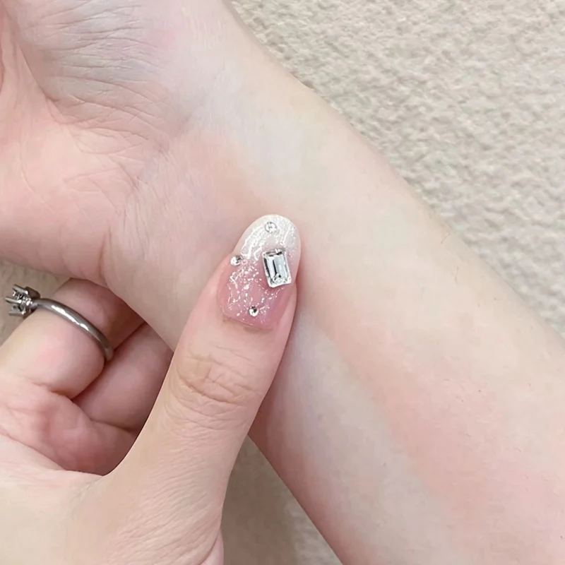 Glamouröse Nagelkunstverlängerungen mit dekorativen Akzenten