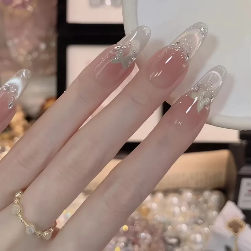 Elegante Acryl-Nagelerweiterungen mit Glitterakzenten