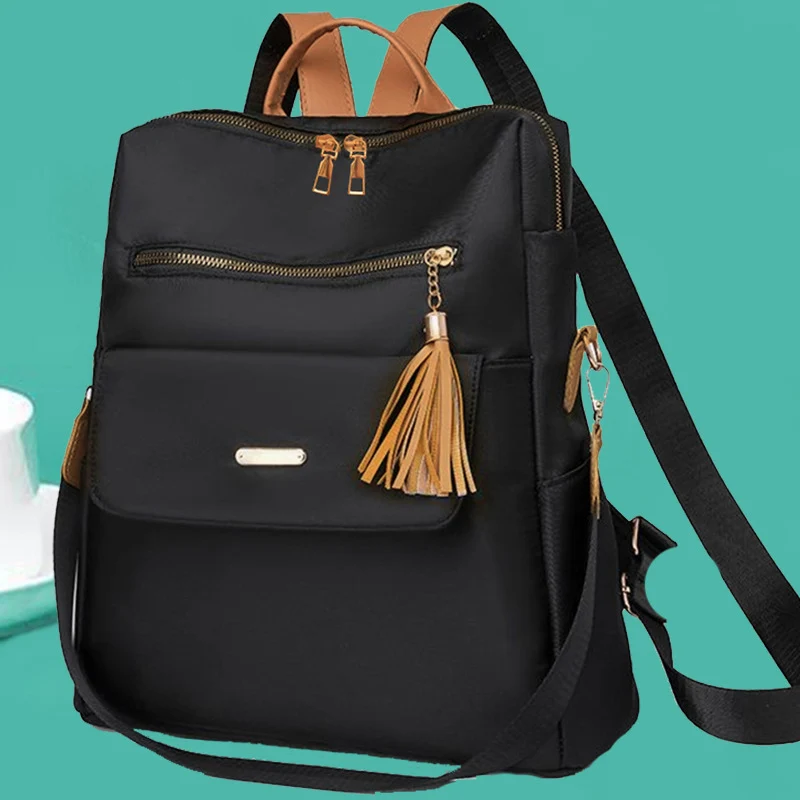 Multifunktionaler Rucksack mit dekorativem Quast Karnz