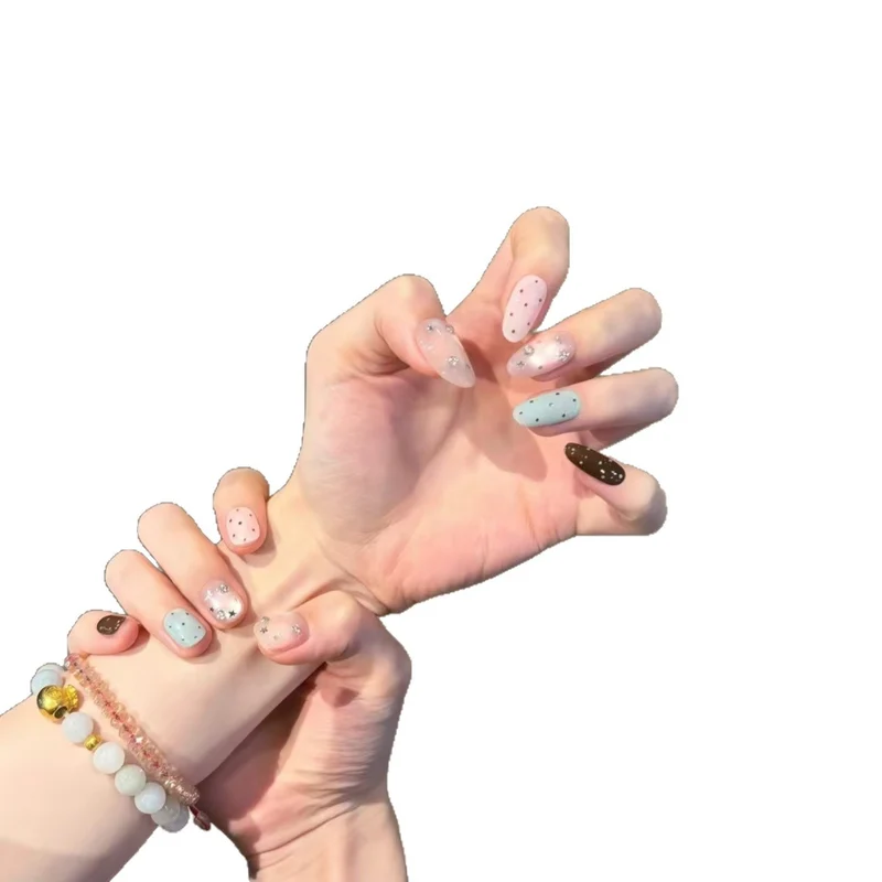 Künstlerische Pünktchen-Nagelverlängerungen