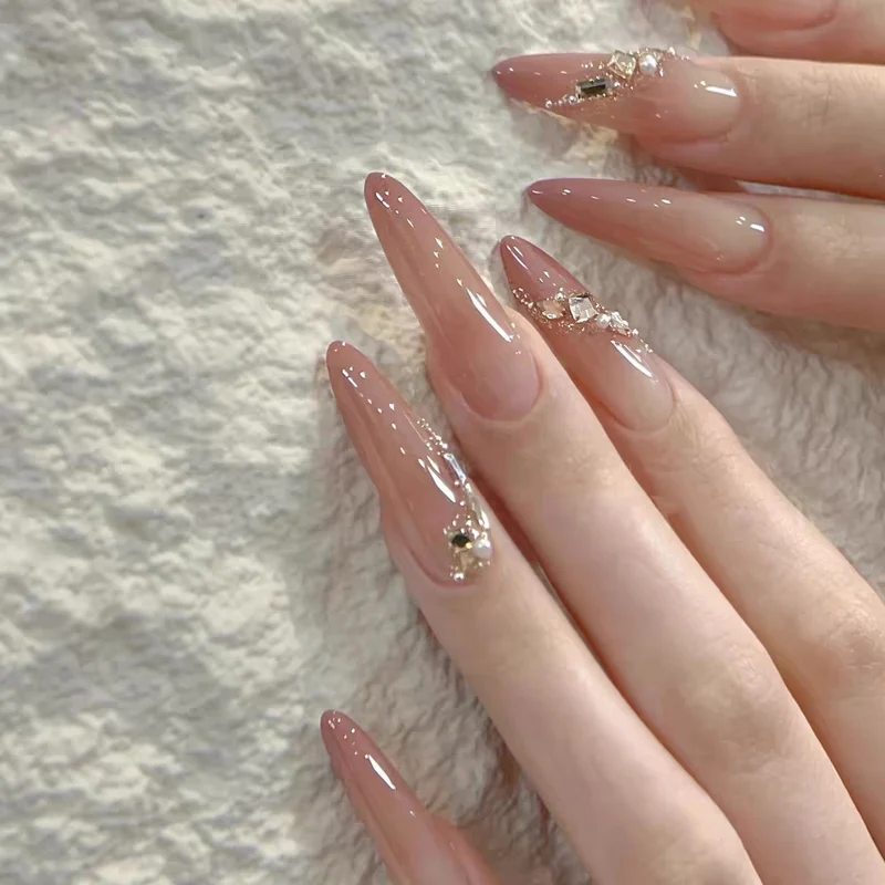 Dekorative Press-On-Nagelspitzen mit Designelementen
