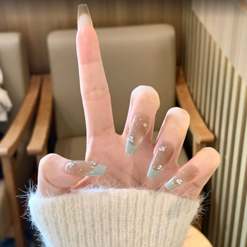 Dekorative Press-On-Nagelspitzen mit Designelementen
