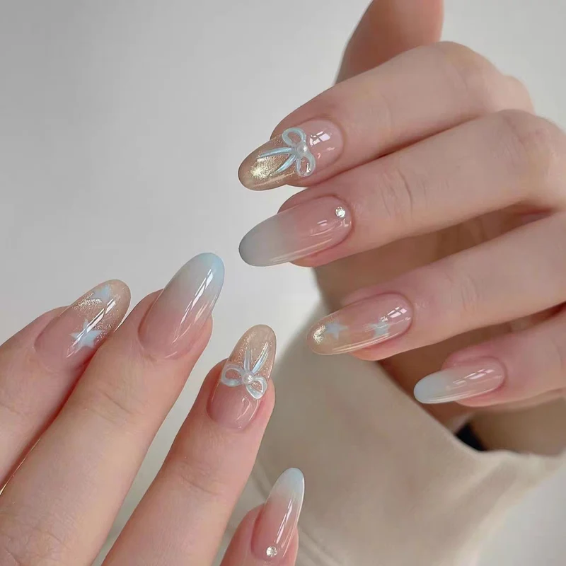 Dekorative Druck-Nagelset mit Strass- und Schleifenakzenten