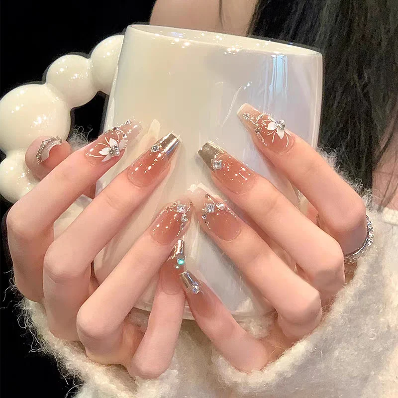 Dekorative Druck-Nagelset mit Strass- und Schleifenakzenten