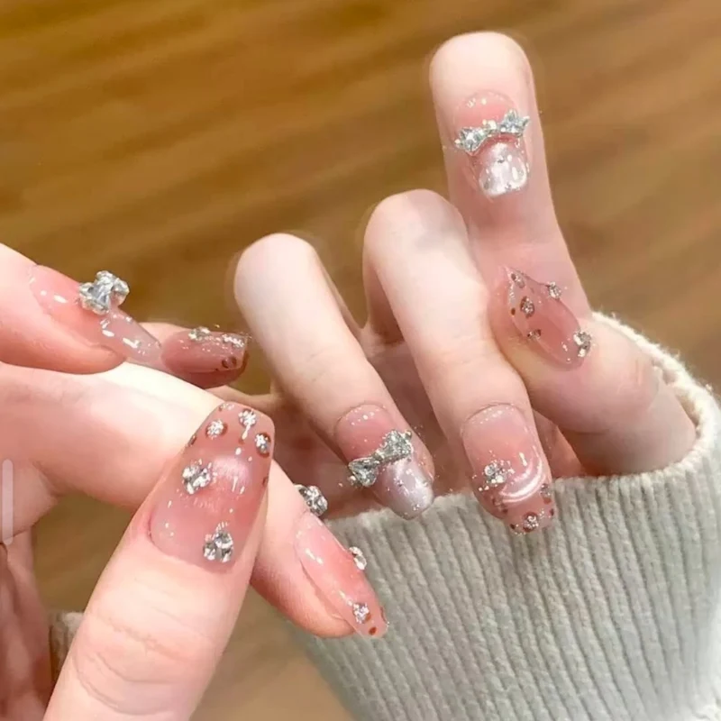 Dekoratives Press-On Nagelset mit Schleifenverzierungen
