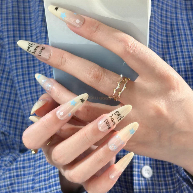 Dekorativer Schmetterlings-verzierter Press-On Nagelset