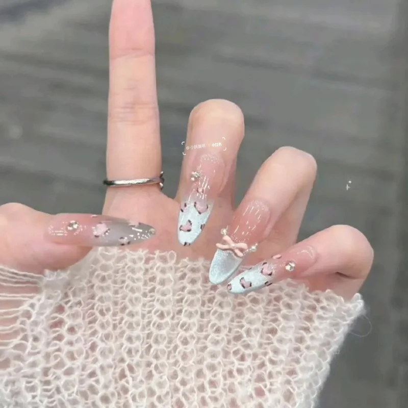 Dekorative künstlerische Nagelspitzen