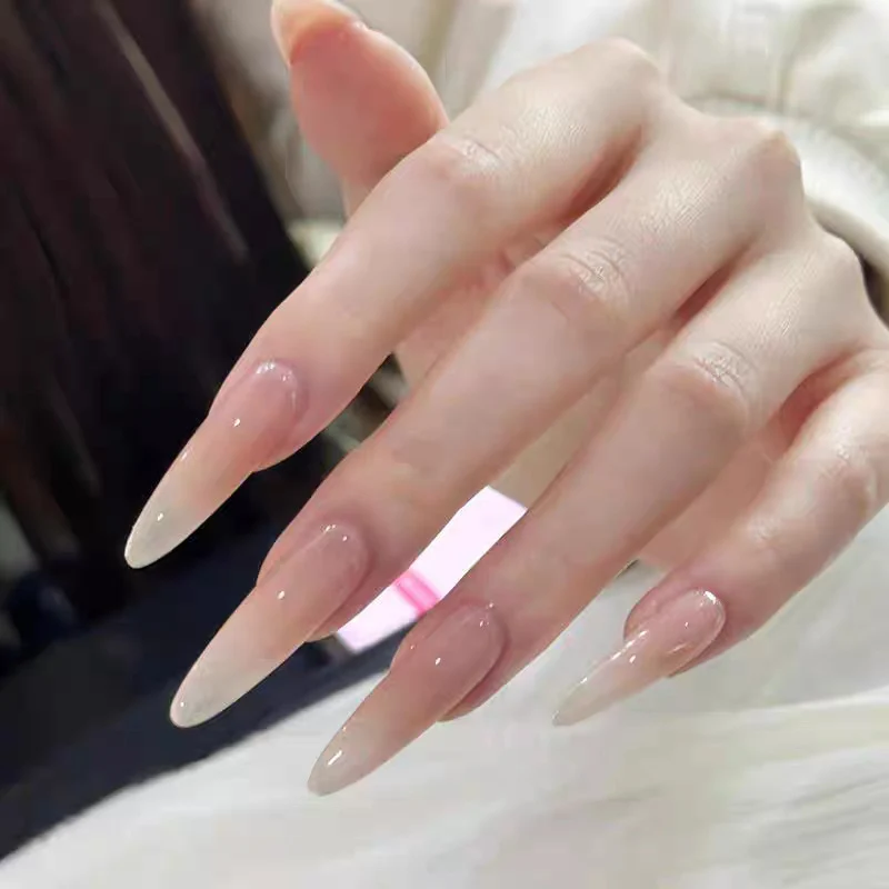 Elegante Stiletto-Nagelverlängerungen
