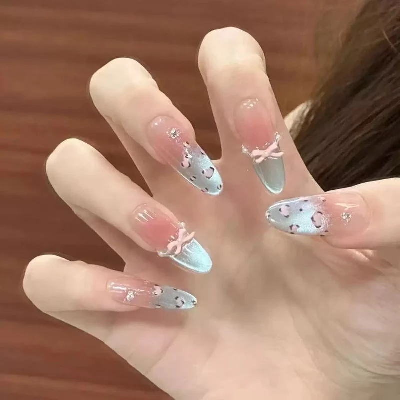 Verspielte tierische Press-On Nagelkunst
