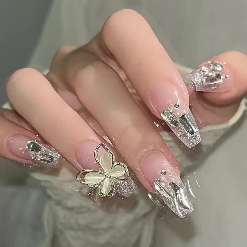 Verspielte tierische Press-On Nagelkunst
