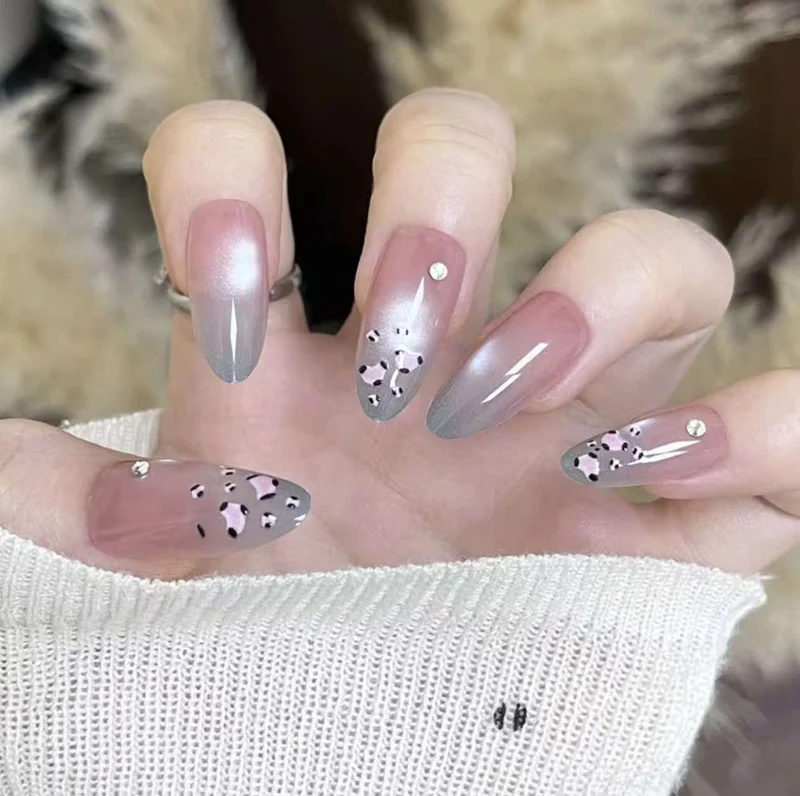 Verspielte tierische Press-On Nagelkunst