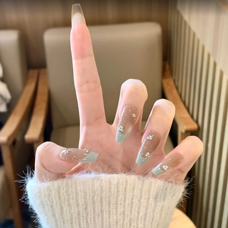 Verspielte tierische Press-On Nagelkunst