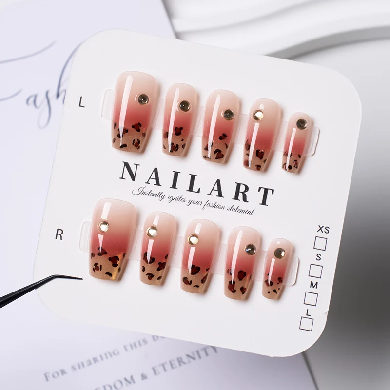 Stylisches Press-On-Nagelset