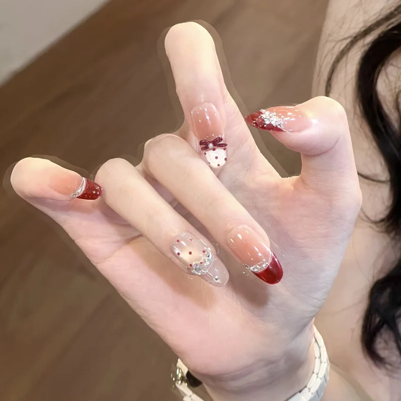 Elegante dekorative Nagelverlängerungen