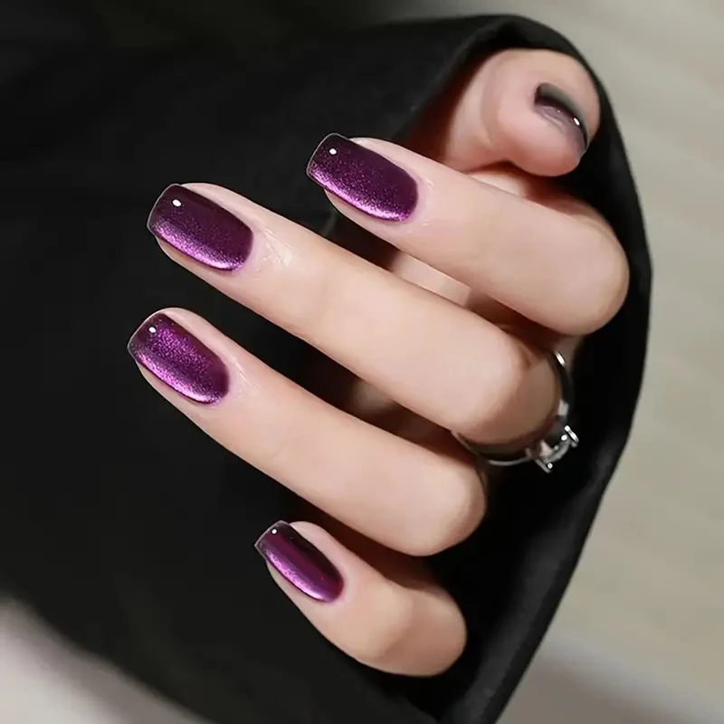 Glänzende quadratische Nagelverzierungen