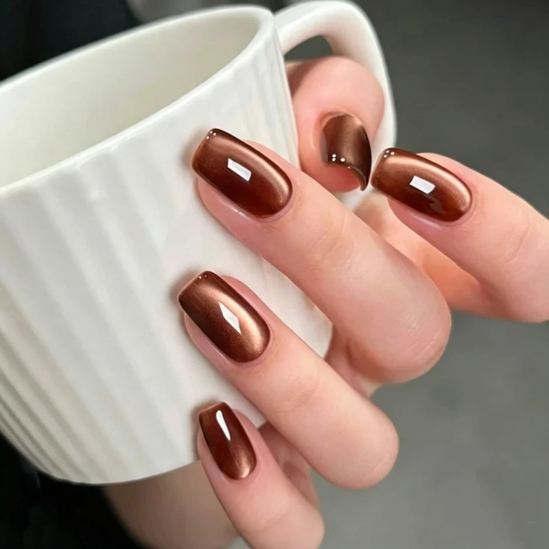 Glänzende kurze Nagelverlängerungen