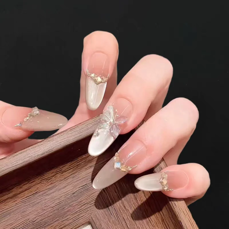 Dekorative handwerkliche Nagelverlängerungen