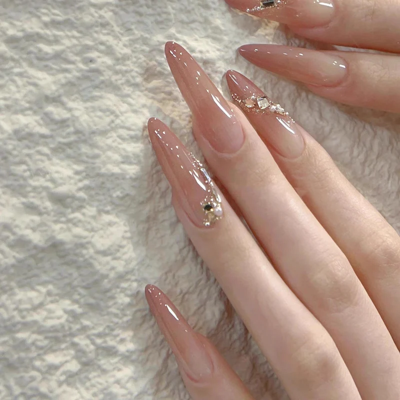 Dekorative handwerkliche Nagelverlängerungen