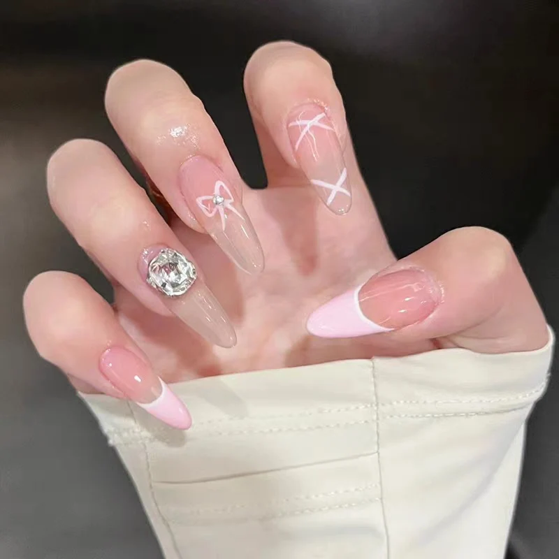 Dekorative handwerkliche Nagelverlängerungen