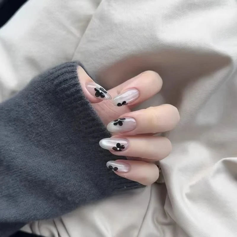 Dekorative handwerkliche Nagelverlängerungen