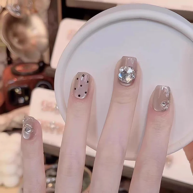 Dekorative Nagelkunst