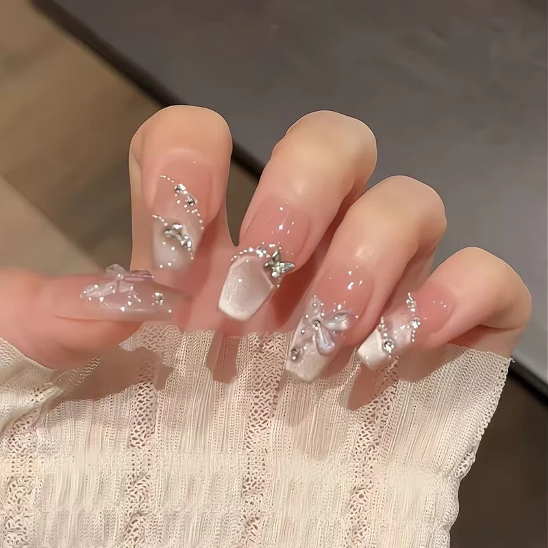 Künstlerische Stiletto-Nagelverzierungen mit dekorativen Akzenten