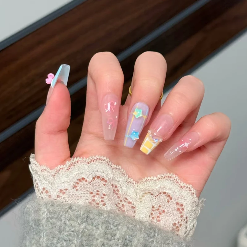 Künstlerische Stiletto-Nagelverzierungen mit dekorativen Akzenten