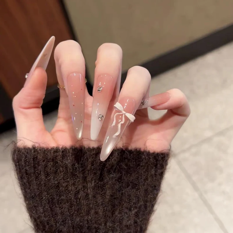 Dekorative Gel-Nagelkunst-Verzierungen