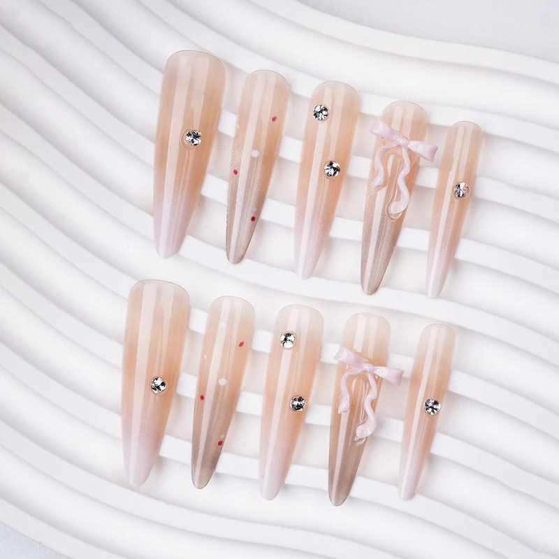 Dekorativer Stiletto Press-On Nagelset