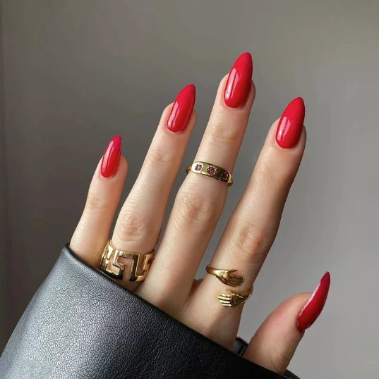 Glänzende Nagelkunstverzierungen