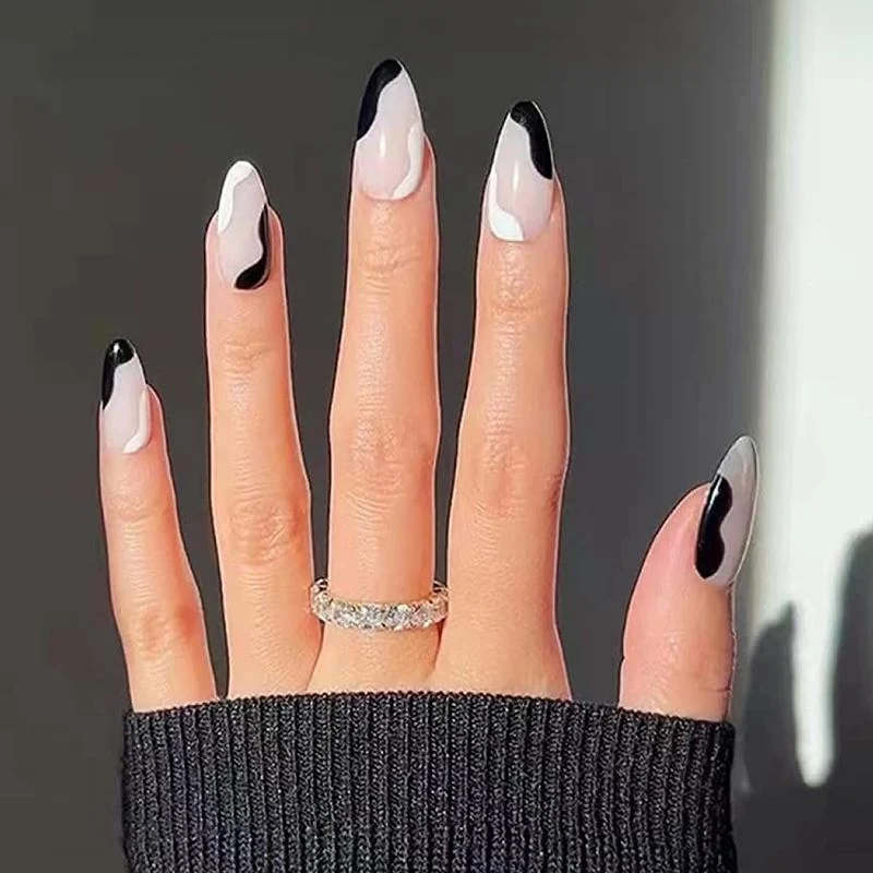 Glänzende Nagelkunstverzierungen