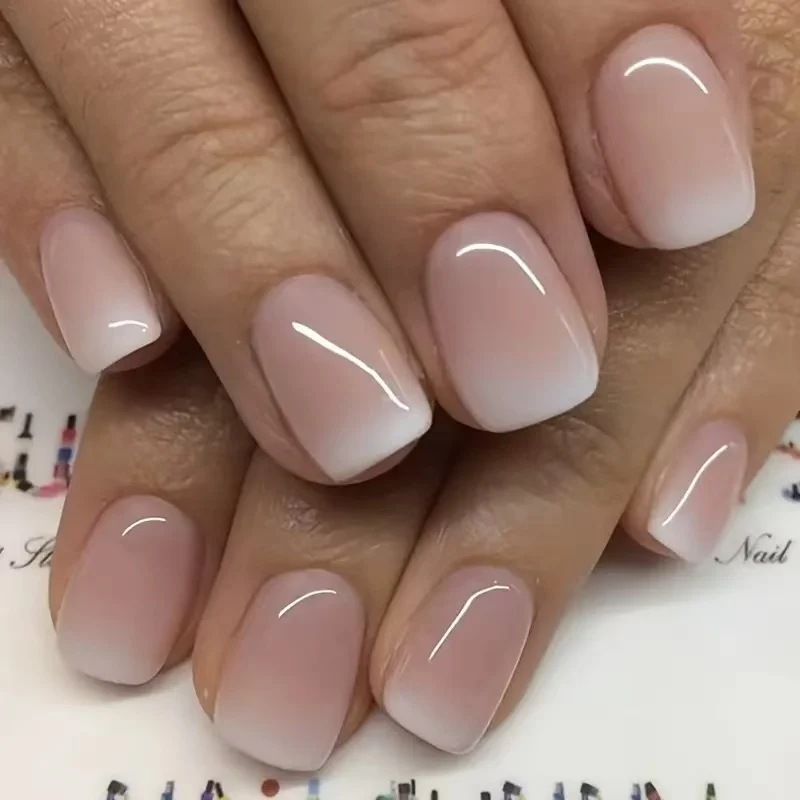 Glänzende Nagelkunstverzierungen