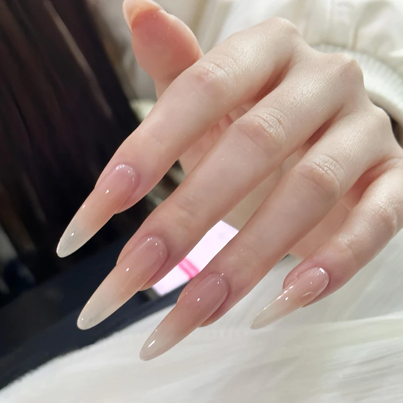 Glänzende mandelförmige Nagelerweiterungen 1790638638