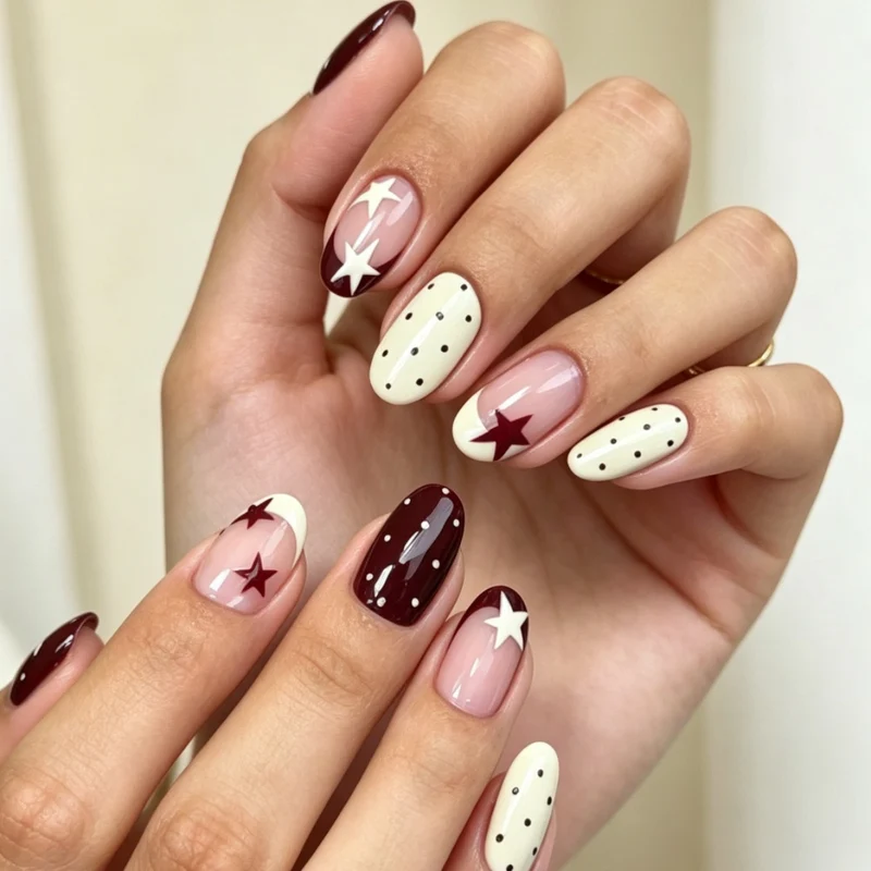 Künstlerisch mit Sternen verzierte Nagelkunstverlängerungen