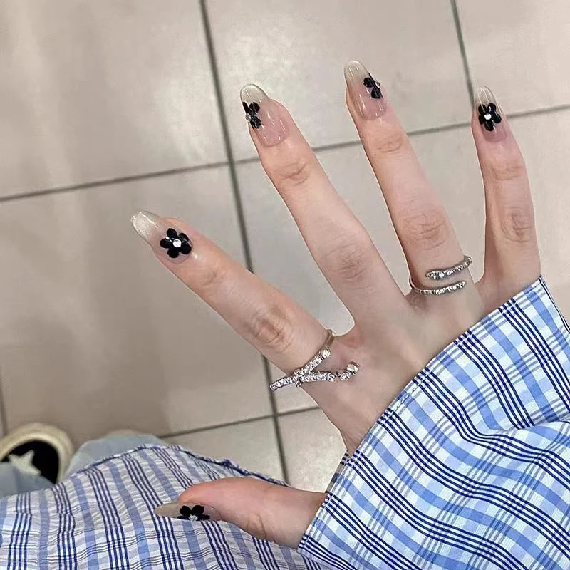 Dekorative Blumennagelkunst Tipps